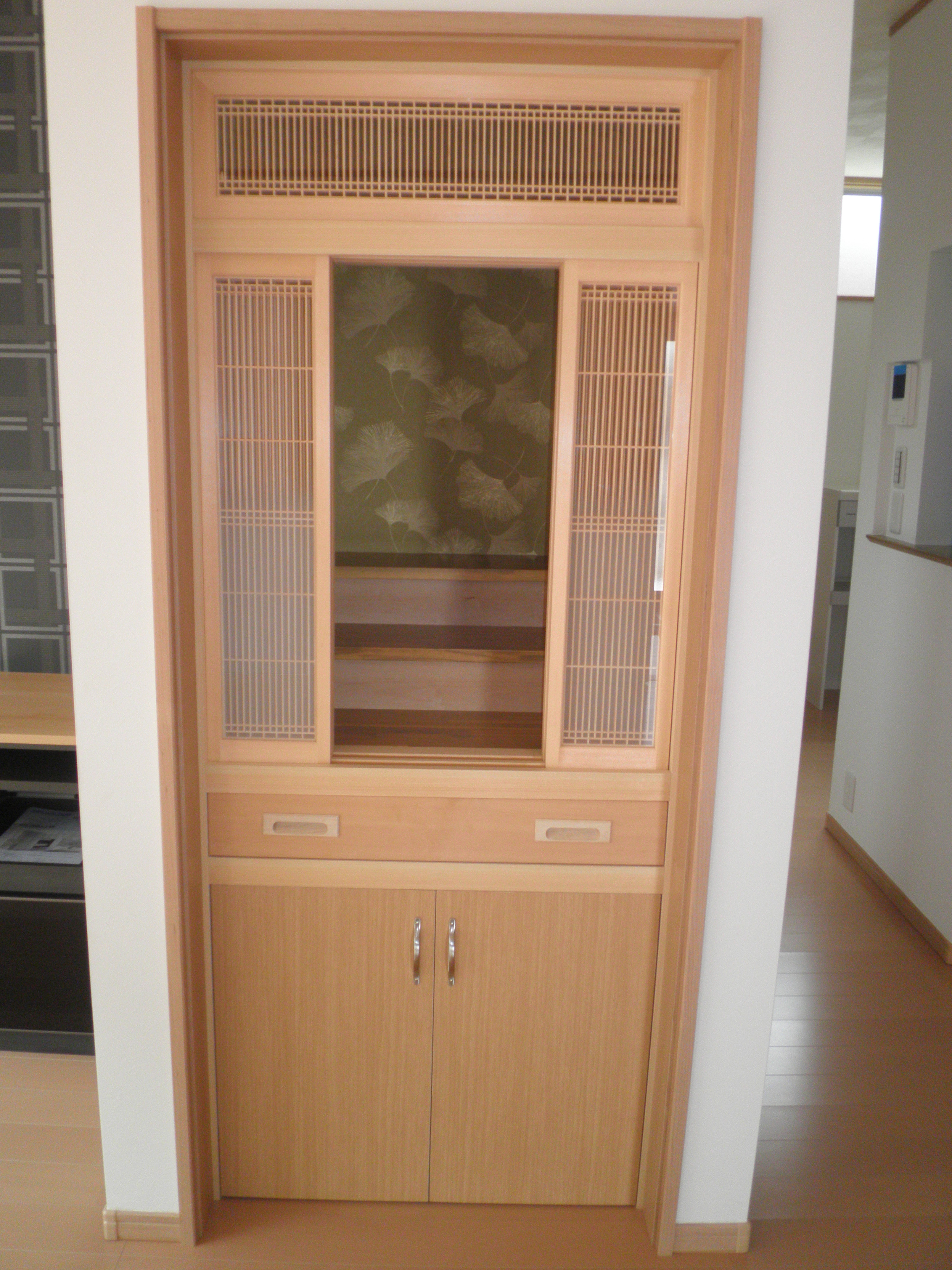 木製の造作家具（飾り棚）工事の写真